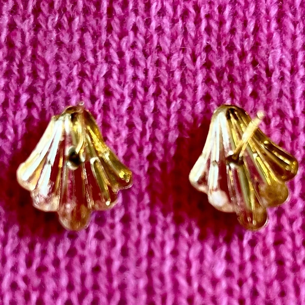 14k Gold Scallop Seashell Earrings - Picture 4 of 16
